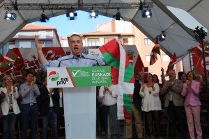  Acto en Getxo. Aitor Esteban, Iñigo Urkullu y Andoni Ortuzar (11-06-2016)