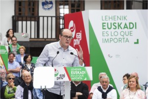 Acto en Hondarribia. Andoni Ortuzar, Maria Eugenia Iparragirre, Joseba Agirretxea (12-06-2016)