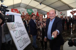 Acto en Basauri. Itxaso Atutxa, Aitor Esteban, Andoni Ortuzar