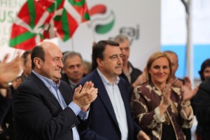 Acto en Basauri. Itxaso Atutxa, Aitor Esteban, Andoni Ortuzar