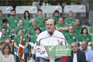 Acto en Elgoibar. Andoni Ortuzar, Joseba Agirretxea, Joseba Egibar