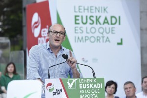 Acto en Elgoibar. Andoni Ortuzar, Joseba Agirretxea, Joseba Egibar