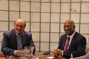 Andoni Ortuzar y Mikel Burzako reciben en Sabin Etxea al Embajador de Sudáfrica, Lula S.Ngonyama