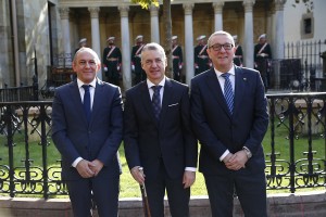 R. González, diputado general de Araba, Iñigo Urkullu, P. Elosegi, presidente de las JJGG de Araba