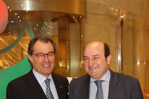 Andoni Ortuzar eta Joseba Aurrekoetxeak Sabin Etxean hartu dituzte Artur Mas PDeCAT alderdiko presidentea eta Francesc Homs Diputatuen Kongresuan PDeCAT alderdiko bozeramailea