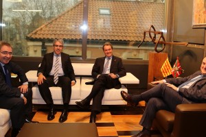 Andoni Ortuzar eta Joseba Aurrekoetxeak Sabin Etxean hartu dituzte Artur Mas PDeCAT alderdiko presidentea eta Francesc Homs Diputatuen Kongresuan PDeCAT alderdiko bozeramailea