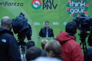 Iñigo Urkullu en la reinauguración del Batzoki de Alonsotegi 