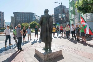 Homenaje a los gudaris, milicianos y mujeres de la Guerra Civil ante la escultura “Aterpe 1936 (La Huella)” de Artxanda