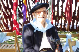 Homenaje a los gudaris, milicianos y mujeres de la Guerra Civil ante la escultura “Aterpe 1936 (La Huella)” de Artxanda