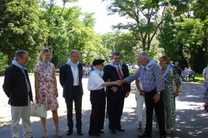 Homenaje a los gudaris, milicianos y mujeres de la Guerra Civil ante la escultura “Aterpe 1936 (La Huella)” de Artxanda