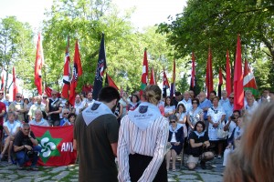 Homenaje a los gudaris, milicianos y mujeres de la Guerra Civil ante la escultura “Aterpe 1936 (La Huella)” de Artxanda