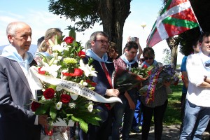 Homenaje a los gudaris, milicianos y mujeres de la Guerra Civil ante la escultura “Aterpe 1936 (La Huella)” de Artxanda