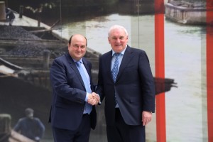 Andoni Ortuzar y Bertie Ahern en XX aniversario del Acuerdo de Viernes Santo 