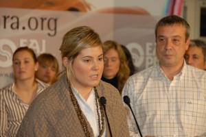 Xabier Sanchez , responsable de juventud de Gobierno Vasco interviene en la lectura del decálogo de 