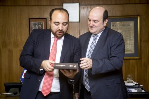 Ortuzar entrega un libro de José Antonio Aguirre a Fuad Chahín, presidente del Partido Demócrata Cristiano chileno (DC)