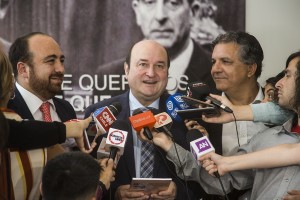 Ortuzar atiende a los medios tras su reunión con la Directiva Nacional de DC