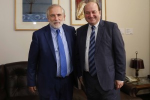 El presidente del Senado de Chile, Carlos Montes, saluda a Andoni Ortuzar.