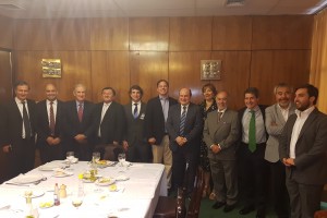 Ortuzar y Burzako posan junto a diputados y senadores de la DC chilena.