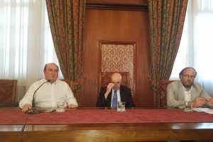 Ortuzar, junto al rector de la Universidad Católica de Valparaíso, Claudio Elórtegui, durante la charla en la Universidad.