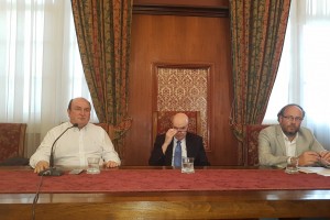 Ortuzar, junto al rector de la Universidad Católica de Valparaíso, Claudio Elórtegui, durante la charla en la Universidad.