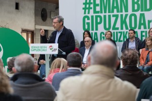 El presidente del GBB de EAJ-PNV, Joseba Egibar; el candidato de EAJ-PNV a Diputado General de Gipuzkoa, Markel Olano; y la cabeza de lista para Juntas Generales en Deba-Urola, María Eugenia Arrizabal