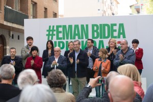 El presidente del GBB de EAJ-PNV, Joseba Egibar; el candidato de EAJ-PNV a Diputado General de Gipuzkoa, Markel Olano; y la cabeza de lista para Juntas Generales en Deba-Urola, María Eugenia Arrizabal