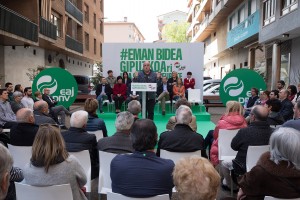 El presidente del GBB de EAJ-PNV, Joseba Egibar; el candidato de EAJ-PNV a Diputado General de Gipuzkoa, Markel Olano; y la cabeza de lista para Juntas Generales en Deba-Urola, María Eugenia Arrizabal