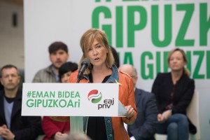 El presidente del GBB de EAJ-PNV, Joseba Egibar; el candidato de EAJ-PNV a Diputado General de Gipuzkoa, Markel Olano; y la cabeza de lista para Juntas Generales en Deba-Urola, María Eugenia Arrizabal