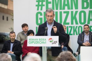 El presidente del GBB de EAJ-PNV, Joseba Egibar; el candidato de EAJ-PNV a Diputado General de Gipuzkoa, Markel Olano; y la cabeza de lista para Juntas Generales en Deba-Urola, María Eugenia Arrizabal