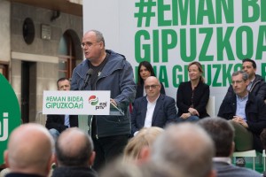 El presidente del GBB de EAJ-PNV, Joseba Egibar; el candidato de EAJ-PNV a Diputado General de Gipuzkoa, Markel Olano; y la cabeza de lista para Juntas Generales en Deba-Urola, María Eugenia Arrizabal