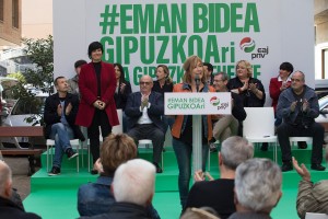 El presidente del GBB de EAJ-PNV, Joseba Egibar; el candidato de EAJ-PNV a Diputado General de Gipuzkoa, Markel Olano; y la cabeza de lista para Juntas Generales en Deba-Urola, María Eugenia Arrizabal