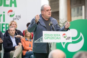 El presidente del GBB de EAJ-PNV, Joseba Egibar; el candidato de EAJ-PNV a Diputado General de Gipuzkoa, Markel Olano; y la cabeza de lista para Juntas Generales en Deba-Urola, María Eugenia Arrizabal