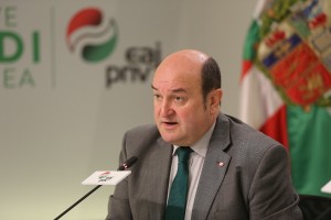 Andoni Ortuzar, presidente del EBB, y David Bonvehí, presidente del PDeCAT, firman un acuerdo de colaboración.