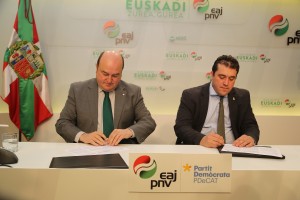 Andoni Ortuzar, presidente del EBB, y David Bonvehí, presidente del PDeCAT, firman un acuerdo de colaboración.