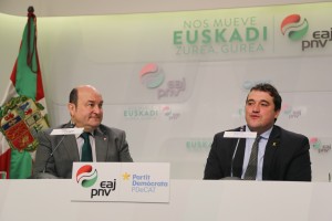 EBBren presidente den Andoni Ortuzar-ek eta PDeCATren presidente den David Bonvehí-k kolaborazio akordioa sinatu dute.