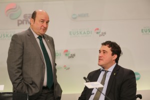 Andoni Ortuzar, presidente del EBB, y David Bonvehí, presidente del PDeCAT, firman un acuerdo de colaboración.