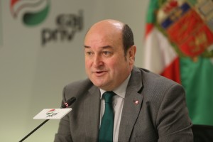 Andoni Ortuzar, presidente del EBB, y David Bonvehí, presidente del PDeCAT, firman un acuerdo de colaboración.