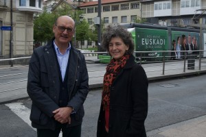 Autogobernuari buruzko ekitaldia. Legebiltzarraren aurrean. Almudena Otaola, Mikel Legarda