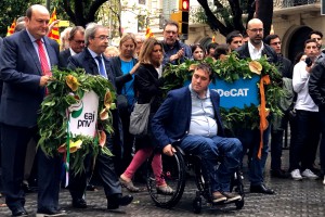 El presidente del Euzkadi Buru Batzar y el burukide Joseba Aurrekoetxea han asistido en Barcelona a la ofrenda floral a Rafael Casanova en representación de EAJ-PNV y en compañía del PDeCAT