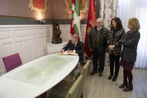 Homenaje del Ayuntamiento de Azkoitia a Julene Urzelai