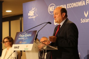 28-M Forum Nueva Economía. Ramiro González, Elixabete Etxanobe, Eider Mendoza