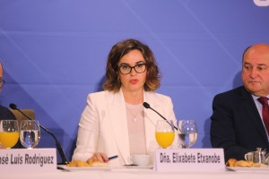 M-28 Forum Nueva Economía. Ramiro González, Elixabete Etxanobe, Eider Mendoza