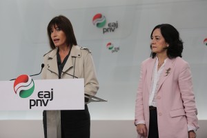 Irune Zuluaga y Esther Apraiz, dan lectura a una declaración de EAJ-PNV  tras las sucesivas sentencias judiciales contrarias al uso y fomento del euskera