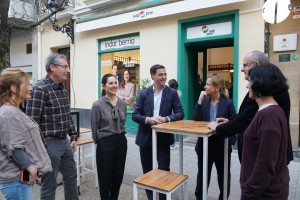 Imanol Pradales inaugura en Donostia un punto de encuentro electoral