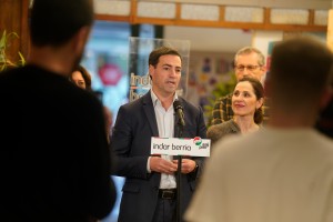 Imanol Pradales inaugura en Donostia un punto de encuentro electoral