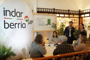 Imanol Pradales inaugura en Donostia un punto de encuentro electoral