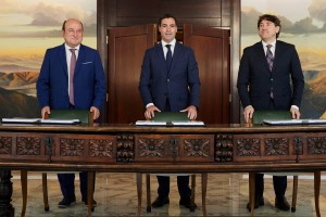 Firma acuerdo de coalición EAJ-PNV-PSE-EE. Andoni Ortuzar, Imanol Pradales, Eneko Andueza