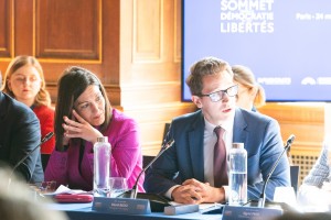 Oihane Agirregoitia Parisen Demokraziaren eta Askatasunen alde egin den Gailurrean