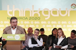 IÑIGO URKULLU SIGUE CON ATENCIÓN LAS PALABRAS DE JOSE ANGEL AGIRREBENGOA