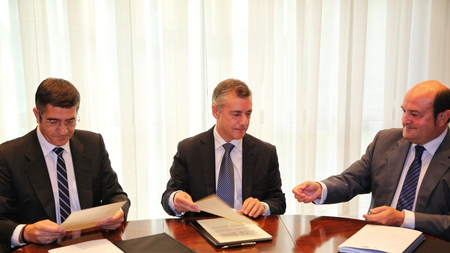 Firma Acuerdo EAJ PNV - PSE 2013